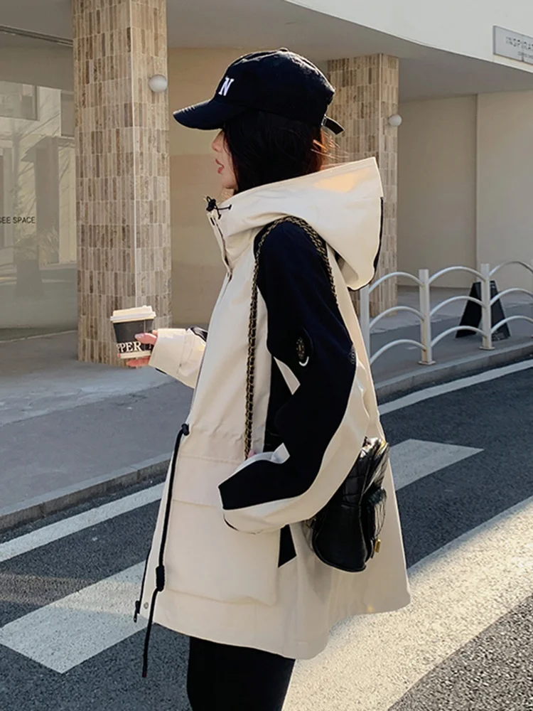 アウター セールの時期にぴったり！オフホワイトのバイカラーフードジャケットは、どんなシーンで活躍するの？