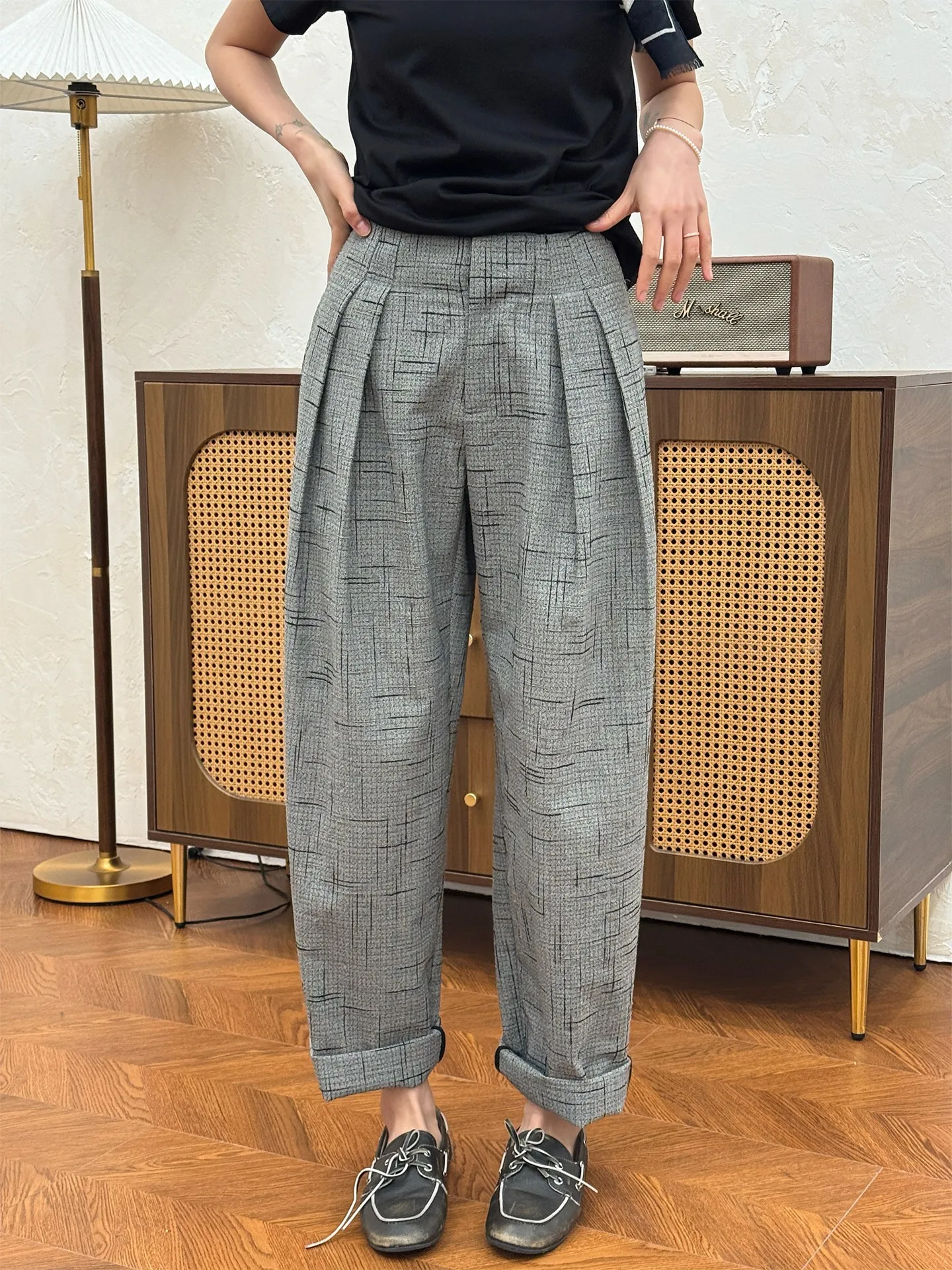 青パンツguと比べて、このグレーのストレートパンツは本当に優れているのか？
