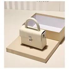 小型レザー手提げバッグ【デザイン性高い・通勤・肩掛け・斜め掛け対応】