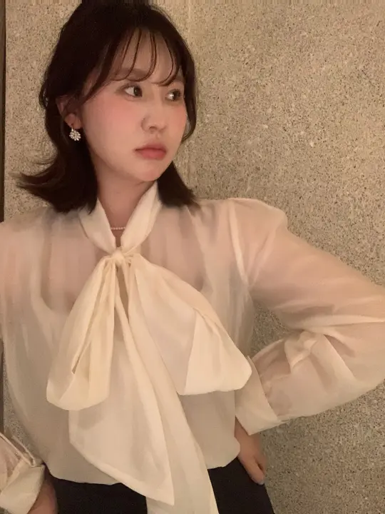 春の雰囲気を感じる！リボン付きブラウス【女性用・韓国風・ゆったりデザイン】