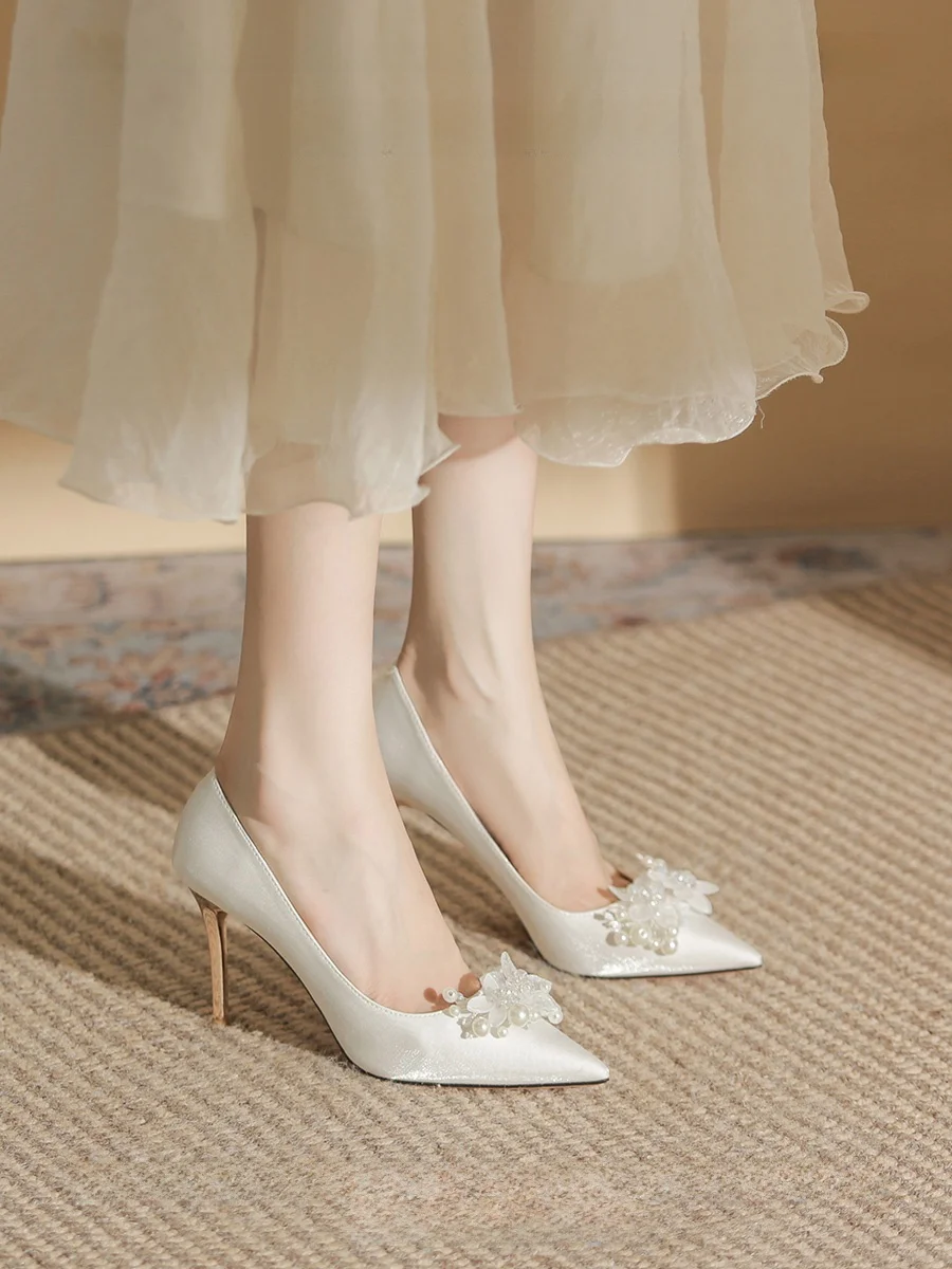 結婚式にぴったりのヒールは、本当に「足に負担がかかる」の？