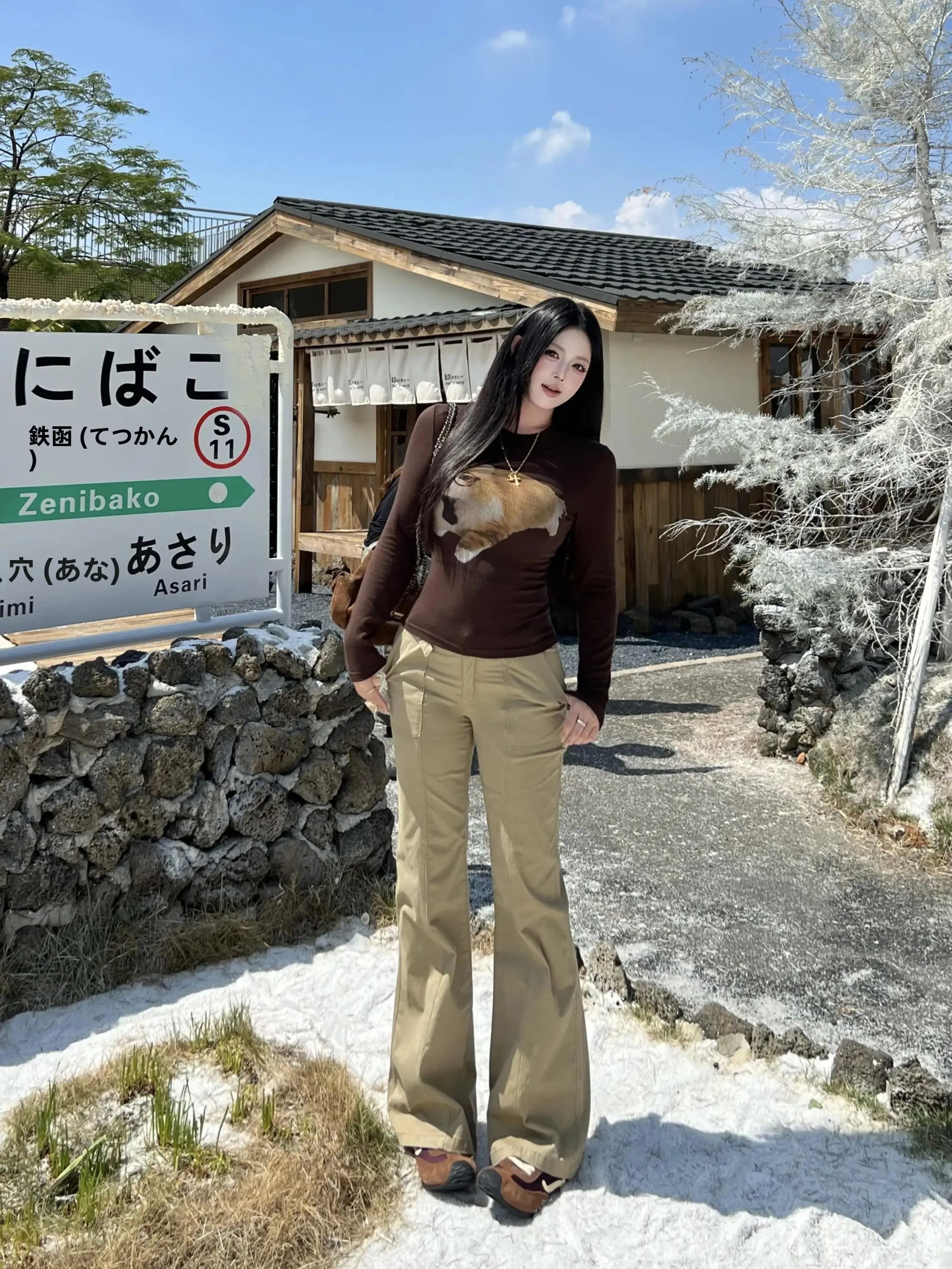 秋季新作のミリタリーカーゴパンツ：ゆったりシルエットとフレアデザインでカジュアルコーデを実現