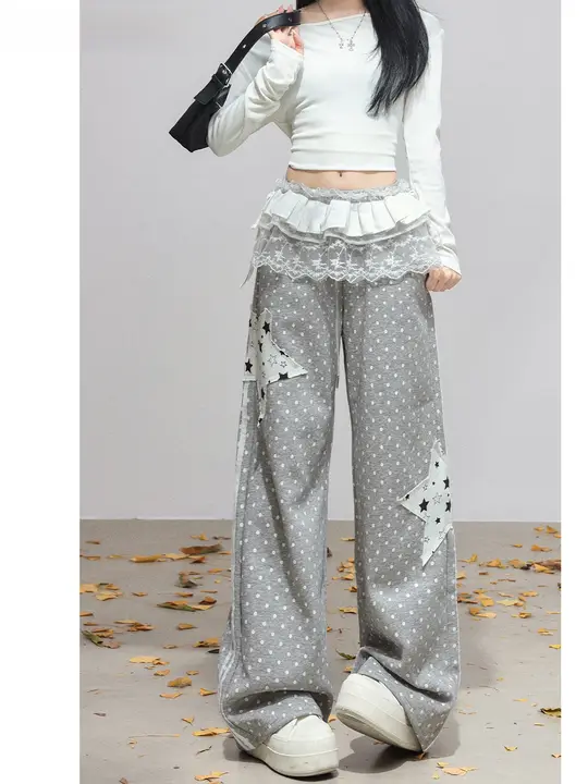 ドット柄と星のアップリケが可愛いカジュアルパンツ【レースと合皮・ゆったりストレート】（セットアップ対応）