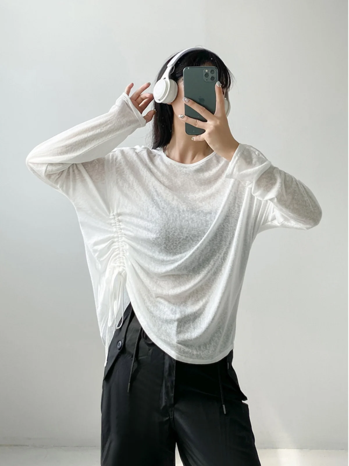 Tシャツが伸びるのを防ぐには？アイスシルクの長袖Tシャツが解決するリアルな悩み