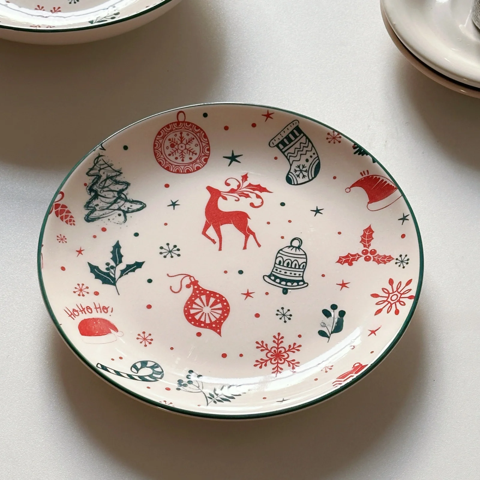 クリスマスデザインの陶器食器セット：12月のプレゼント選びに最適な季節感と実用性を兼ね備えた選択