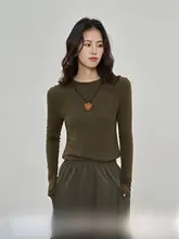 モダンデザインの緑色フィットTシャツ【長袖・ラウンドネック・カジュアルスタイル】