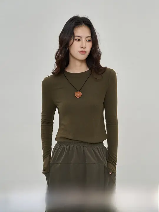 モダンデザインの緑色フィットTシャツ【長袖・ラウンドネック・カジュアルスタイル】