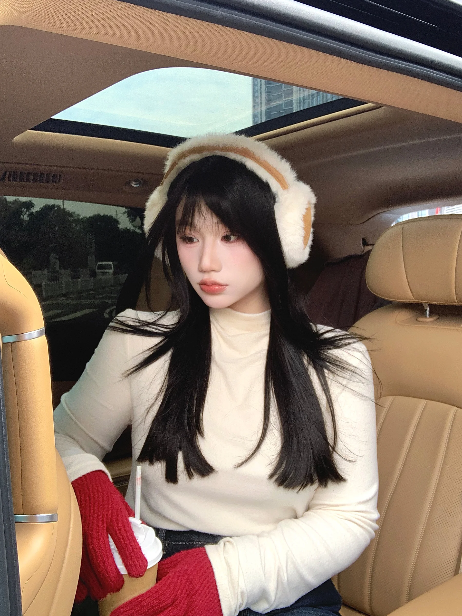 冬の旅行コーデで「きれいめ」に着るコツは？黒いニットトップスが救う日常の美しさ