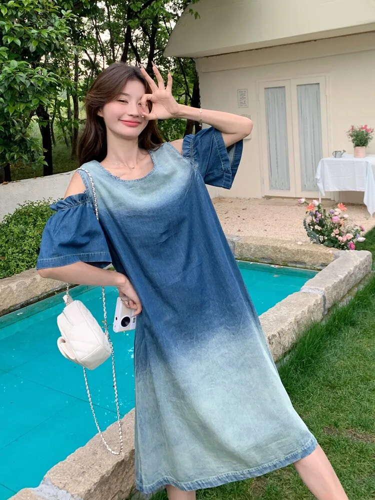 グラデーションブルーのオフショルダーデニムワンピース：40代女性の夏のリラックススタイルに最適なレトロデザイン