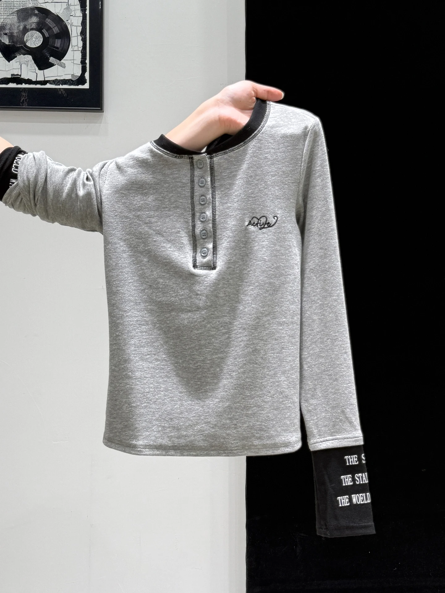 tシャツ シャツ 重ね着 レディース どうやって着るの？アメリカンレトロスタ  イルの灰の刺繍Tシャツが解決する3つの着こなしの秘密