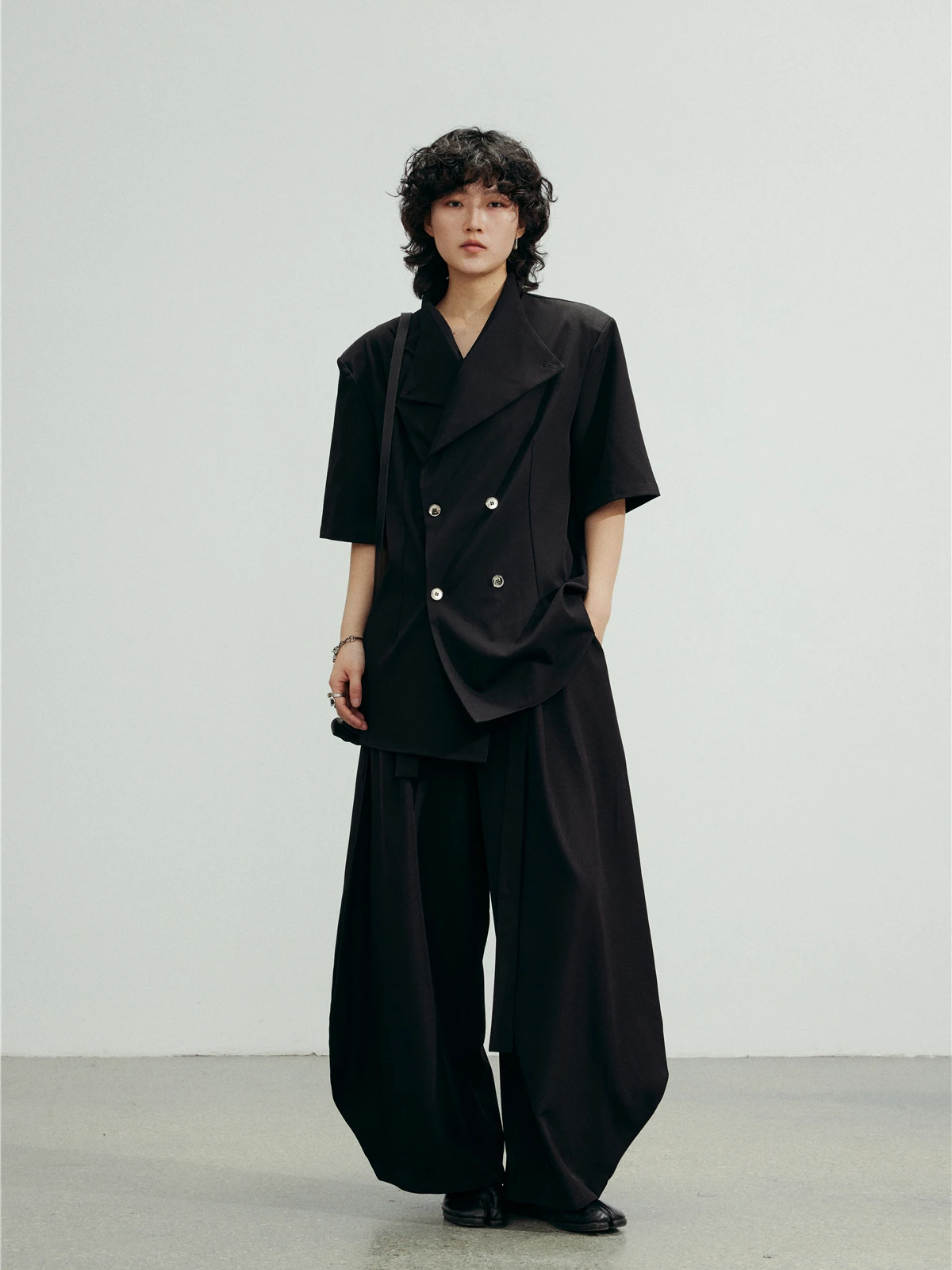 40代後半のファッションで「老けた」と感じない着こなしは？黒のダブルブレストショートスリーブジャケットが解決する