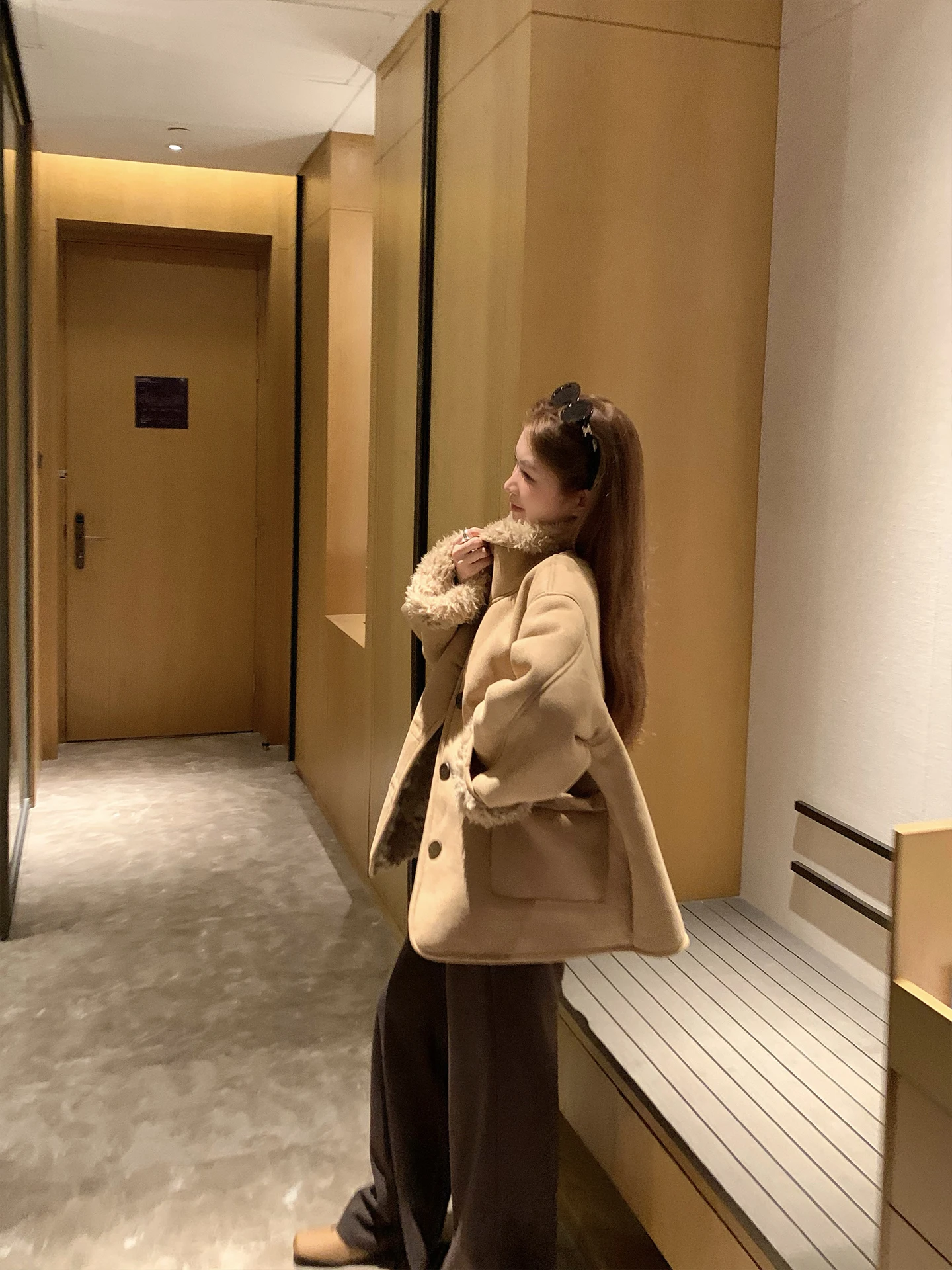 リバーシブルコートの保温性と防風性能を実証する女性向けボアアウター