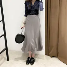 グレーの斜裁フレアスカート【サテン素材・春夏向け・タイトフィット・中長丈】