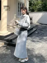 グレーの優しい雰囲気を持つパーカーとスカートの2点コーディネート（セットアップ対応）