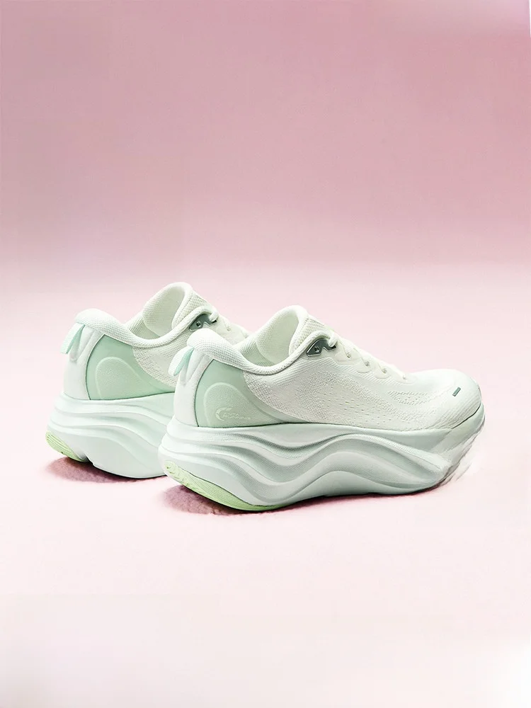 厚底反発クッション付き女性用ランニングシューズ：通気性と滑り止め機能の実用性解析