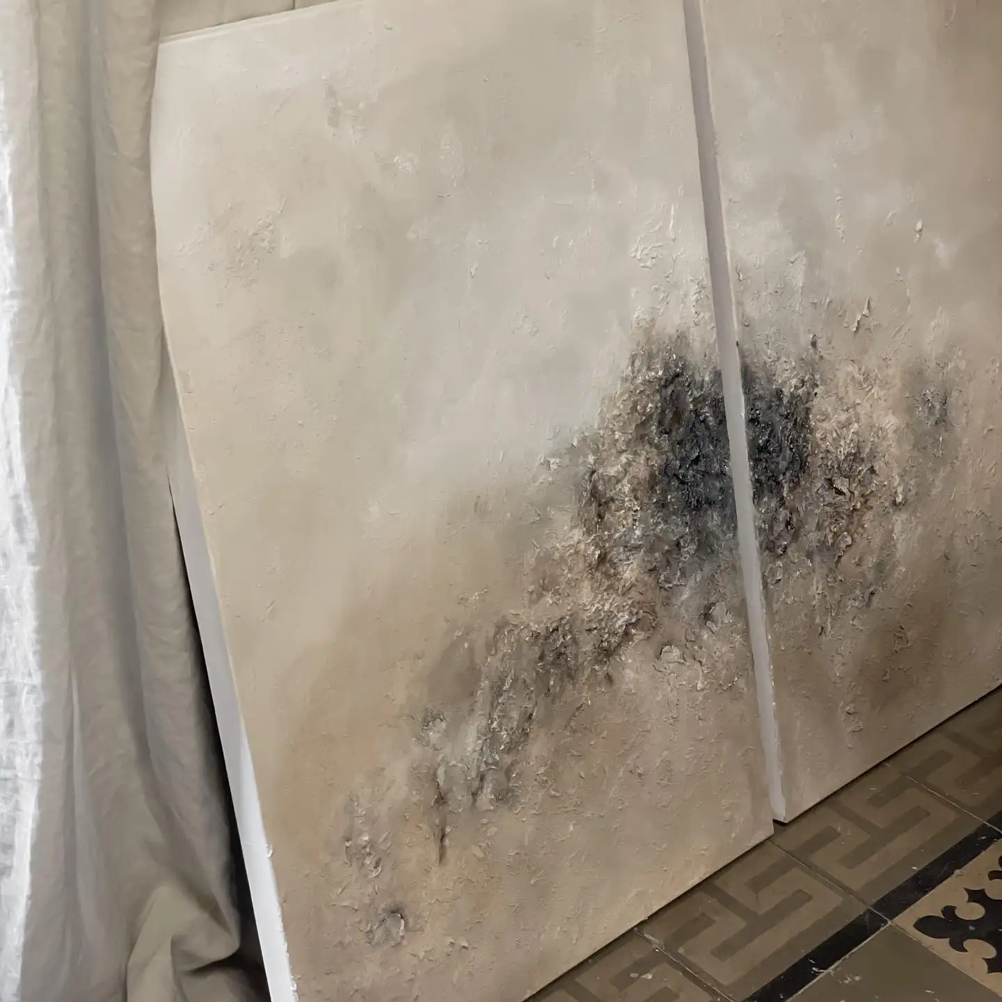 壁にかけるアートが「心を落ち着かせる」理由は？手描き油絵パネルの選び方と設置のコツ