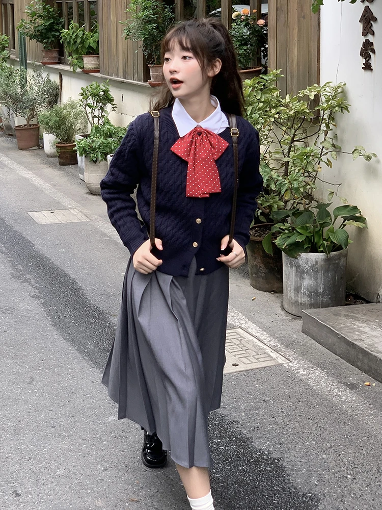 大人可愛いの本質とは？グレープリーツスカートで実現する優しさのスタイル