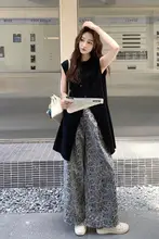 感あるプリントの無袖トップスとワイドパンツのコーディネート（セットアップ対応）