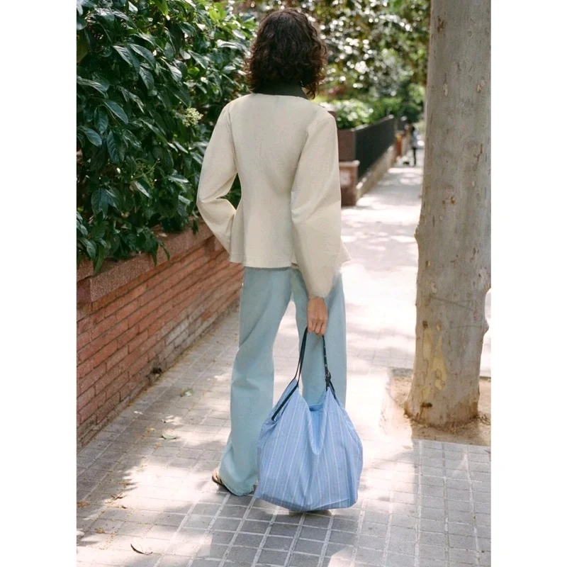 20代後半の日常に合う、長袖ジャケットは「コントラストカラーの襟」と「Aラインスカート裾」が決め手？