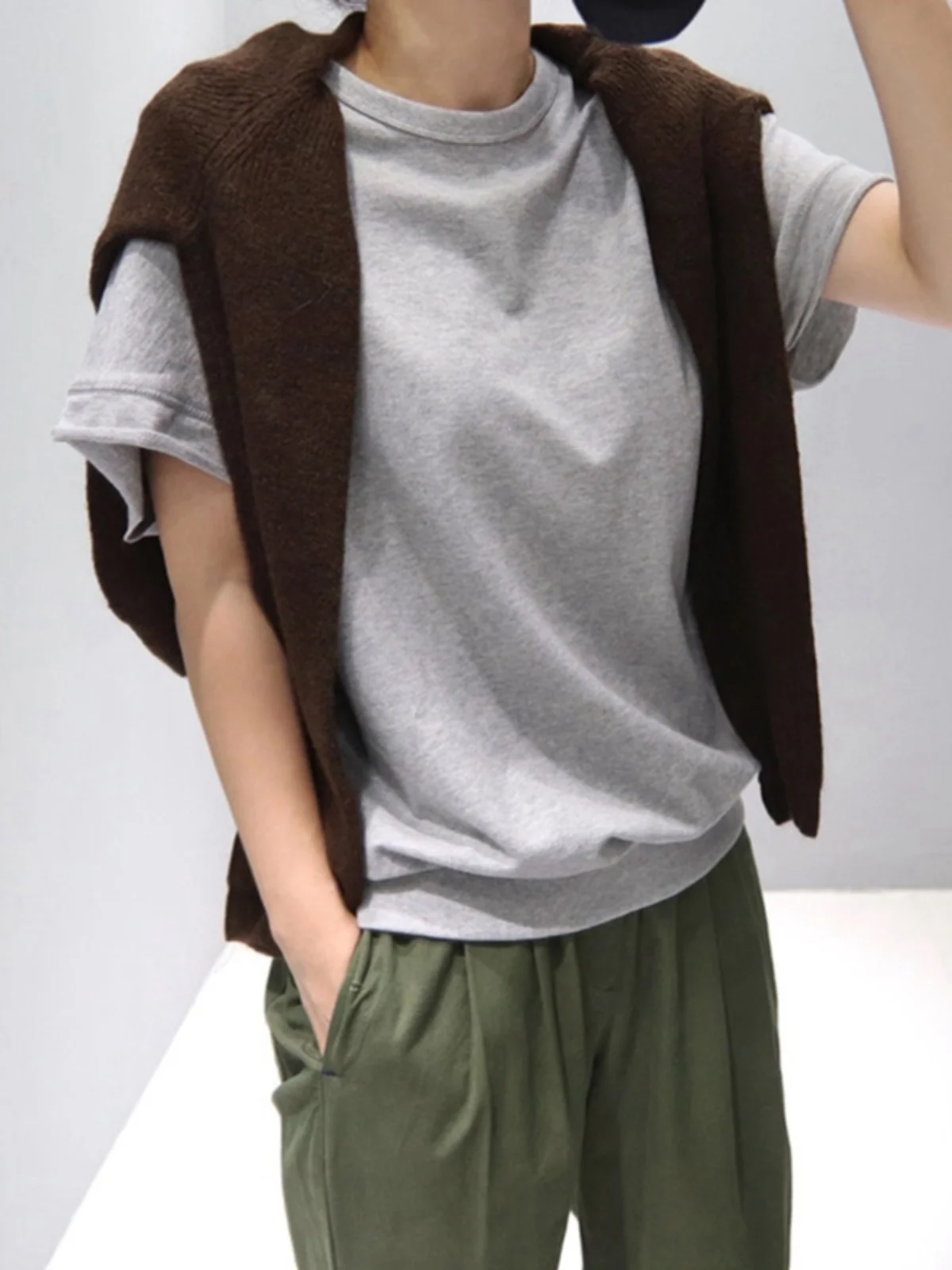 ママコーデの基本スタイルとは？シンプルコットンTシャツで実践する安心コーデ