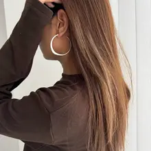 シンプルなラウンドデザインの大ぶりイヤリング【銀色・C型・秋冬用・モダンスタイル】