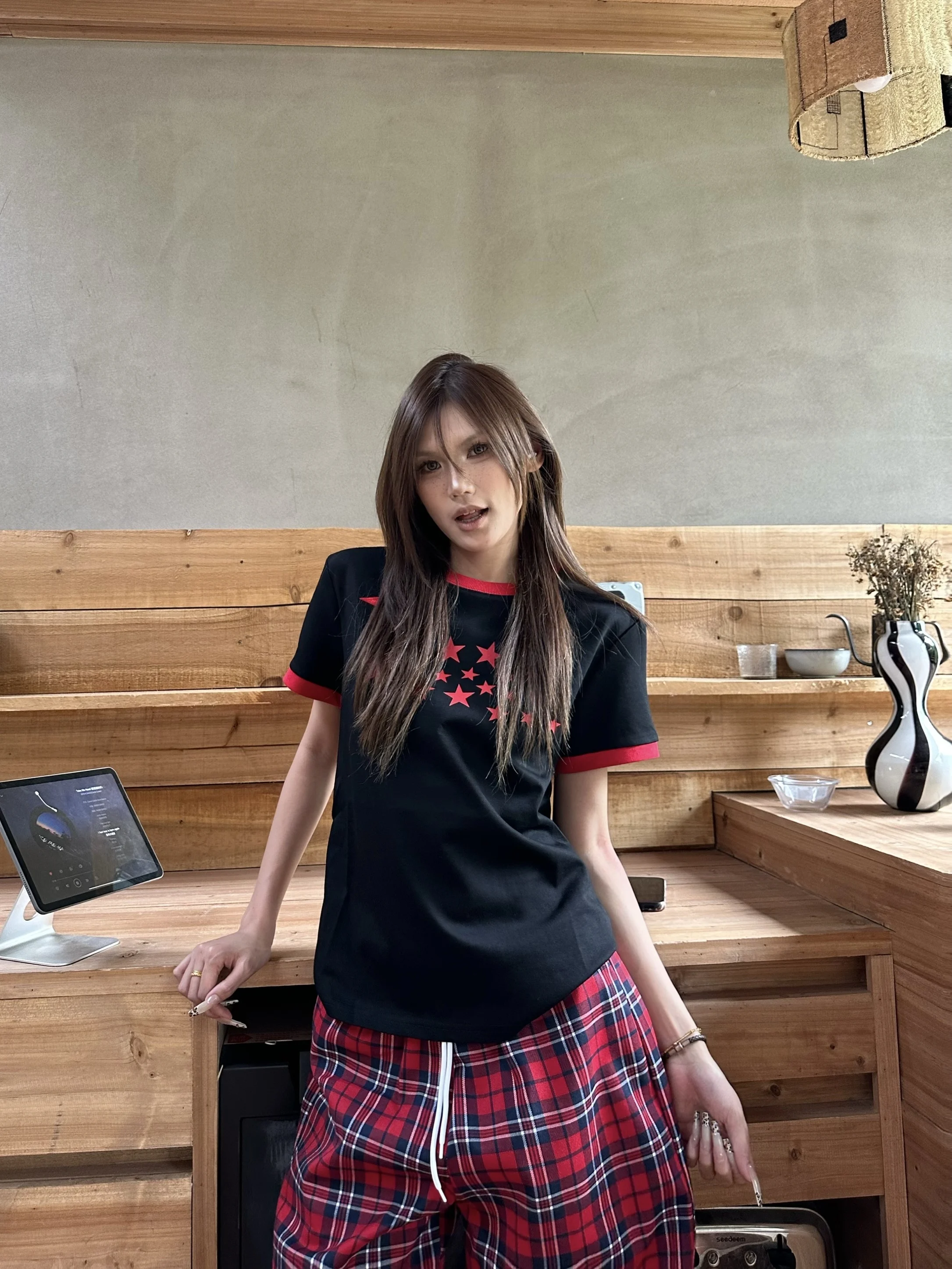 アメリカンビンテージ風カラー星柄Tシャツ：地雷系コーデのスタイルガイド