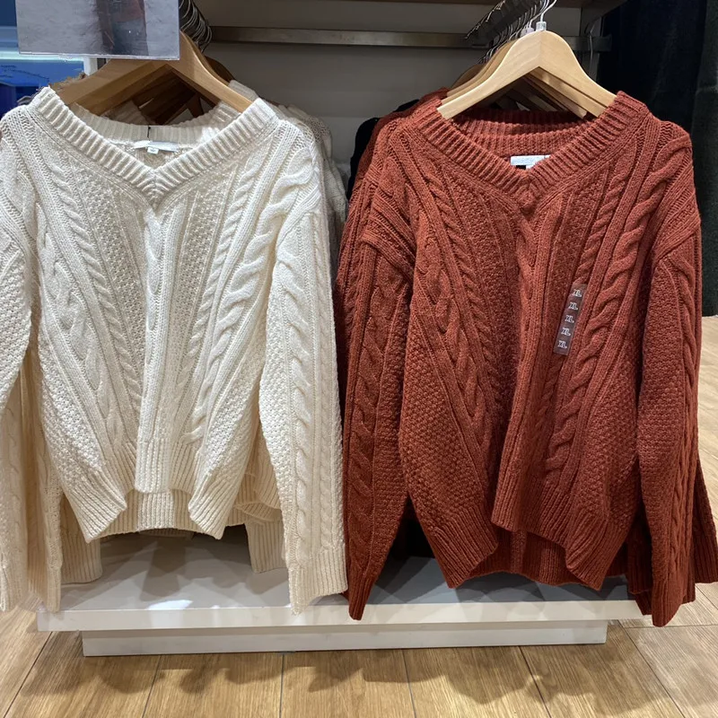 Vネックニットトップス【長袖・ボタンデザイン・女性用】 大人可愛い服 50代コーデに最適