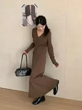 シンプルなデザインのVネックニットトップスとハイウエストスカート【レトロ・スタイリッシュ・ニット】（セットアップ対応）