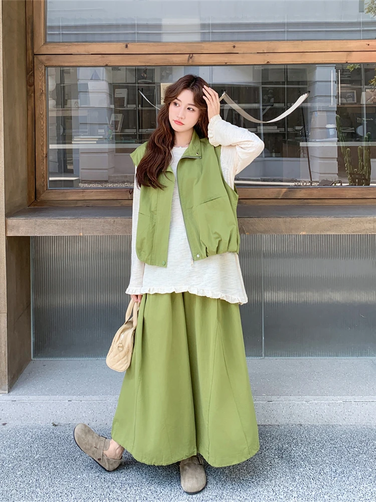 レトロなグリーンのワークベストとスカートの三点セット：ガーデニング服装の実用性とデザインバランス