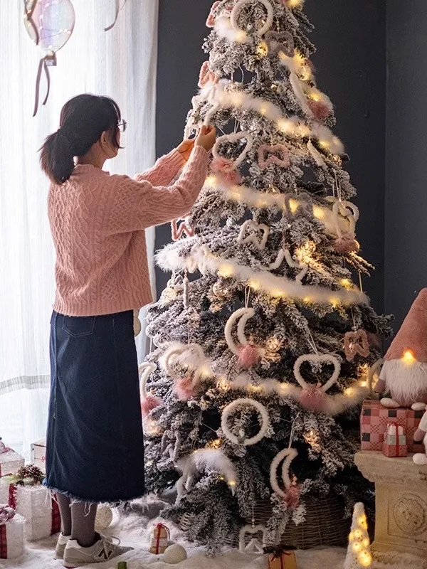 豪華な大型クリスマスツリー装飾品：職場での祝祭雰囲気を創出するための設置対応セット