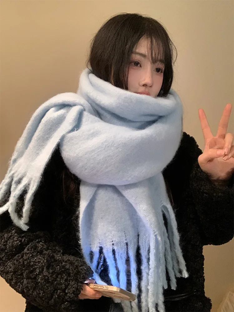 モヘアブルースカーフ：韓国風の冬コーデに最適な暖かさとシンプルさ