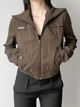 レトロデザインのポケット付きジップアップショートジャケット【ブラウン・立ち襟・細身効果】