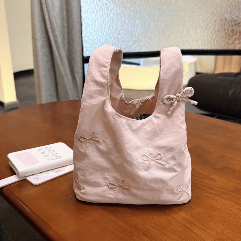 リボン刺繍のハンドバッグ【軽量・収納便利・デザイン性あり】