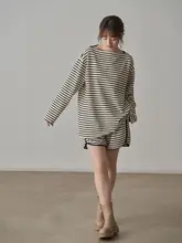 ストライプTシャツとショートパンツのカジュアルファッション【秋用・ゆったりデザイン】（セットアップ対応）