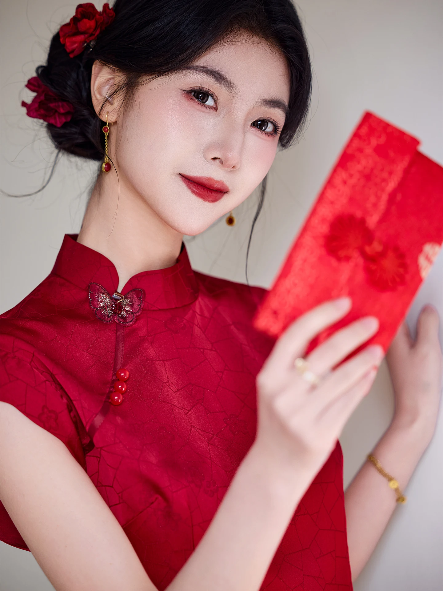 チャイナブルーと赤の旗袍、結婚式でどう選ぶ？