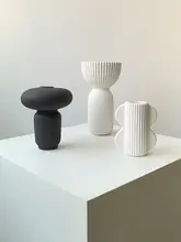 シンプルな陶製花瓶【和風インテリア・リビング・寝室用・花飾り付き】