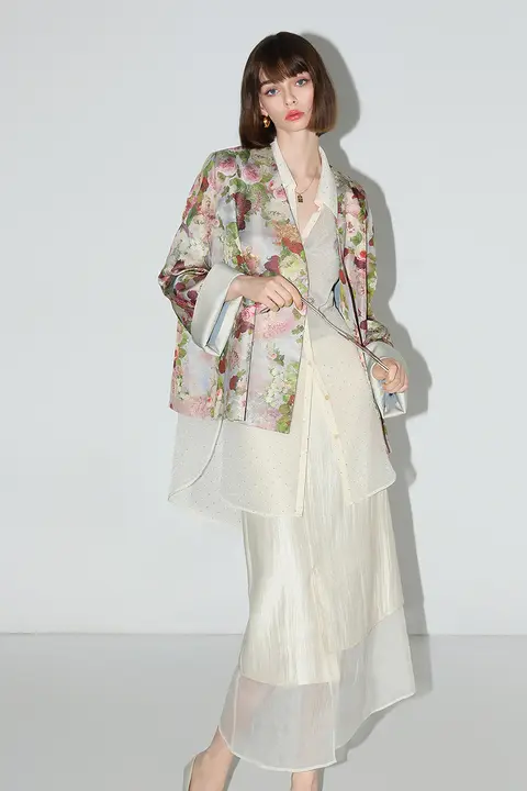 透け感のあるオーガンジーと不規則なスリットデザインの半身スカート【華やかさと女性らしさが引き立つ】