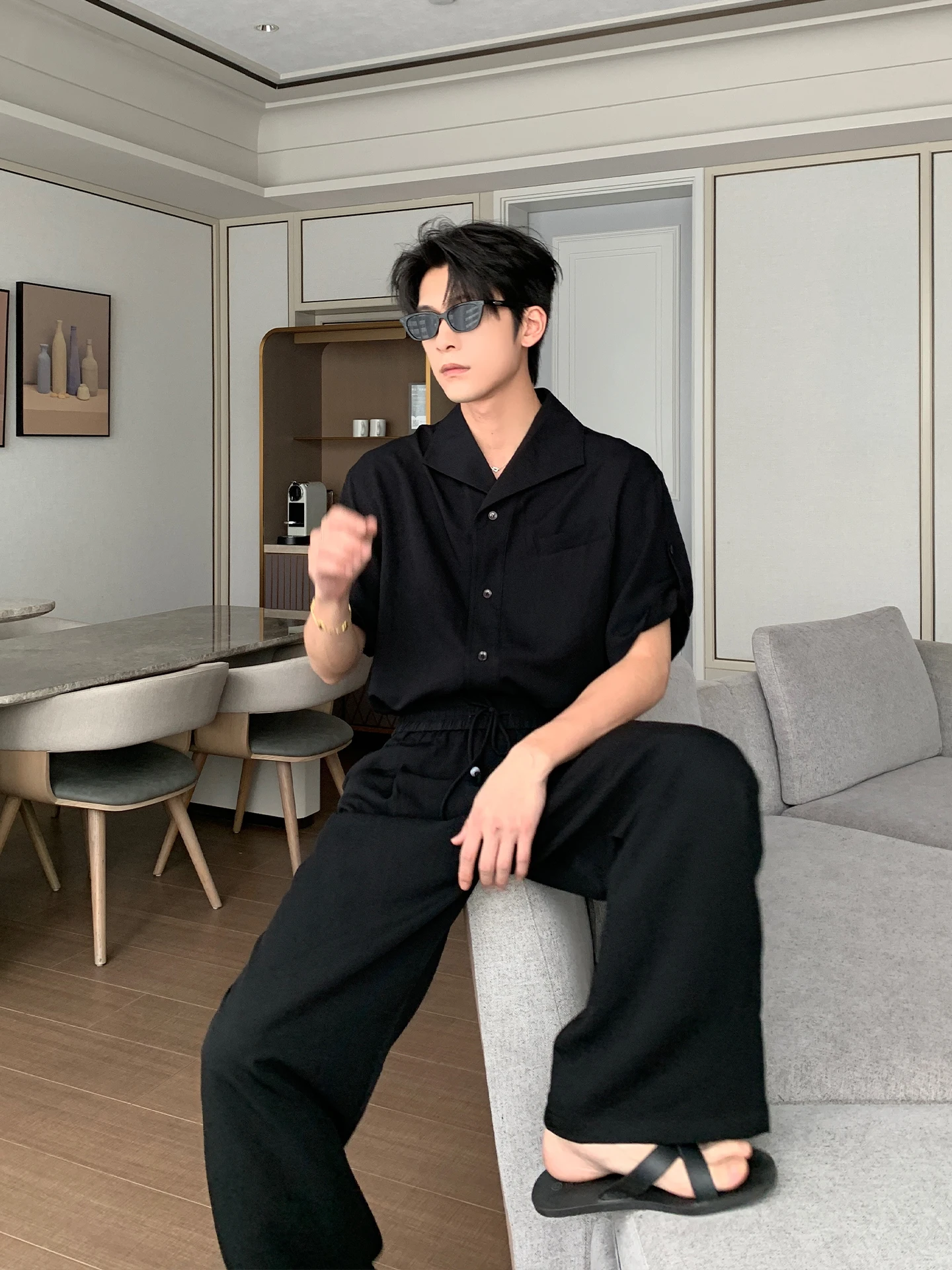 オフィスカジュアル シャツインしない メンズ どう選ぶ？大人の軽やかさを実現する1本のシャツ