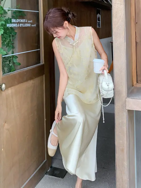 絶妙なシャンパンゴールドのサテンドレス【スリーブレス・新中華風・重ね着対応】（セットアップ対応）