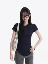シンプルなデザインのフィット感あるショートTシャツ【ラウンドヘム・スタイル】