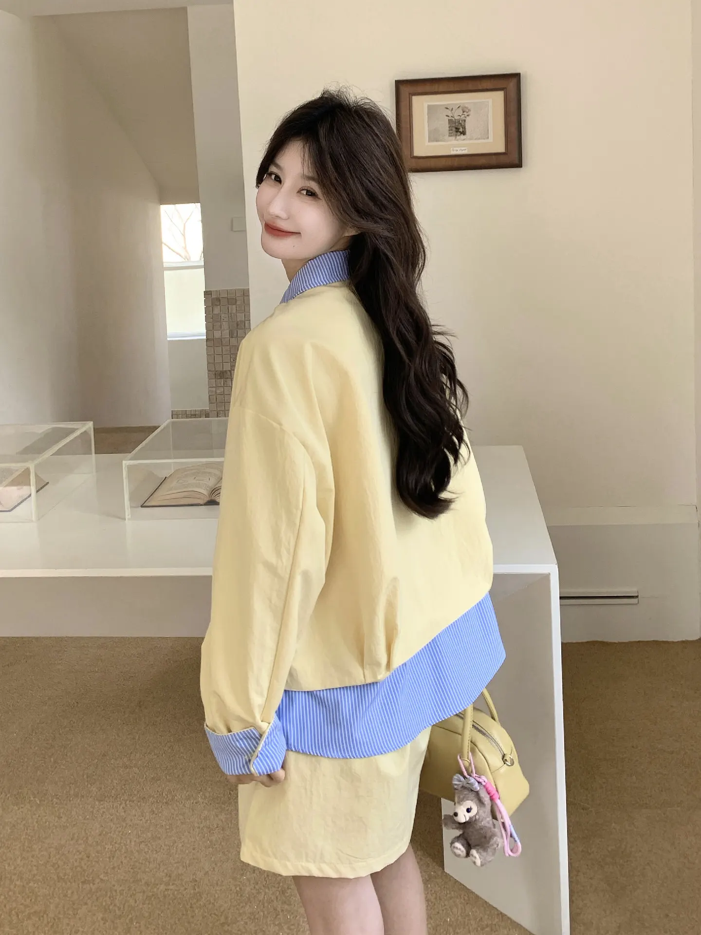 黄色のストライプジャケットとスカートで春を彩るコツは？