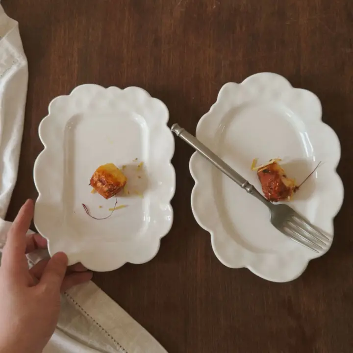 花びらデザインの長方形プレート【寿司・デザート・おしゃれな洋食用】