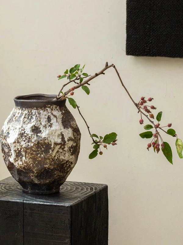 侘寂風花瓶：海外の伝統工芸品としての手作り陶芸の美しさと実用性
