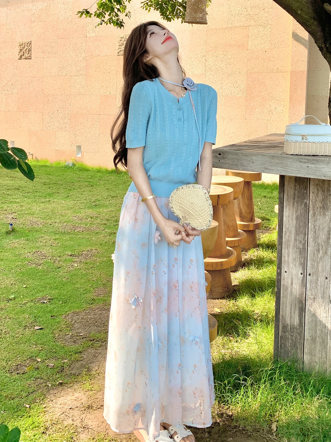グレーのスカートに合うトップス 夏のカジュアルコーデでおすすめのチュニック付きスカートセット
