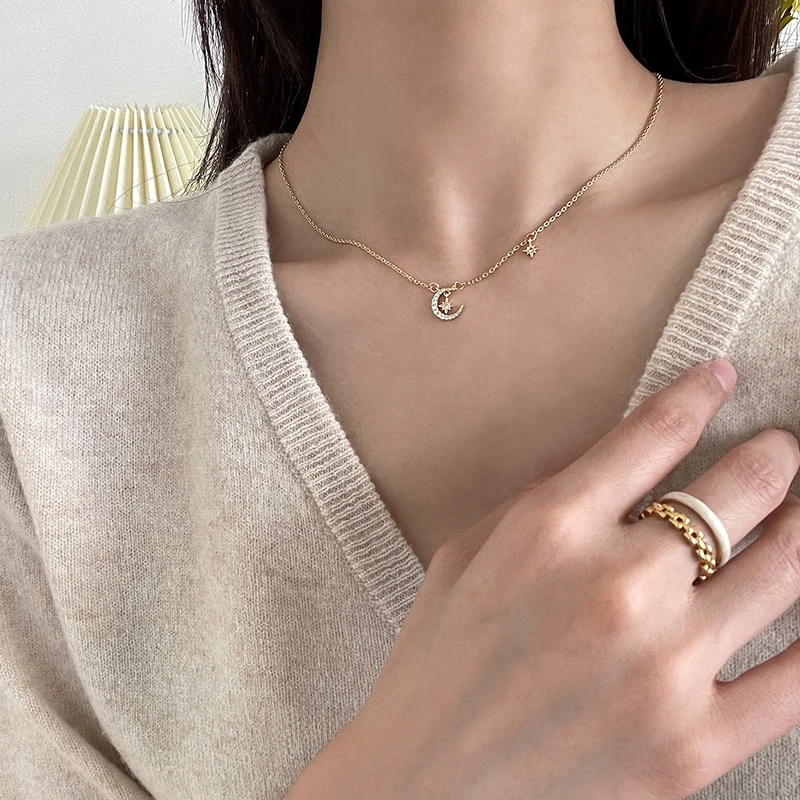 高級感ある月のデザインネックレス：高校生女性向けのシンプルで多用途なアクセサリー