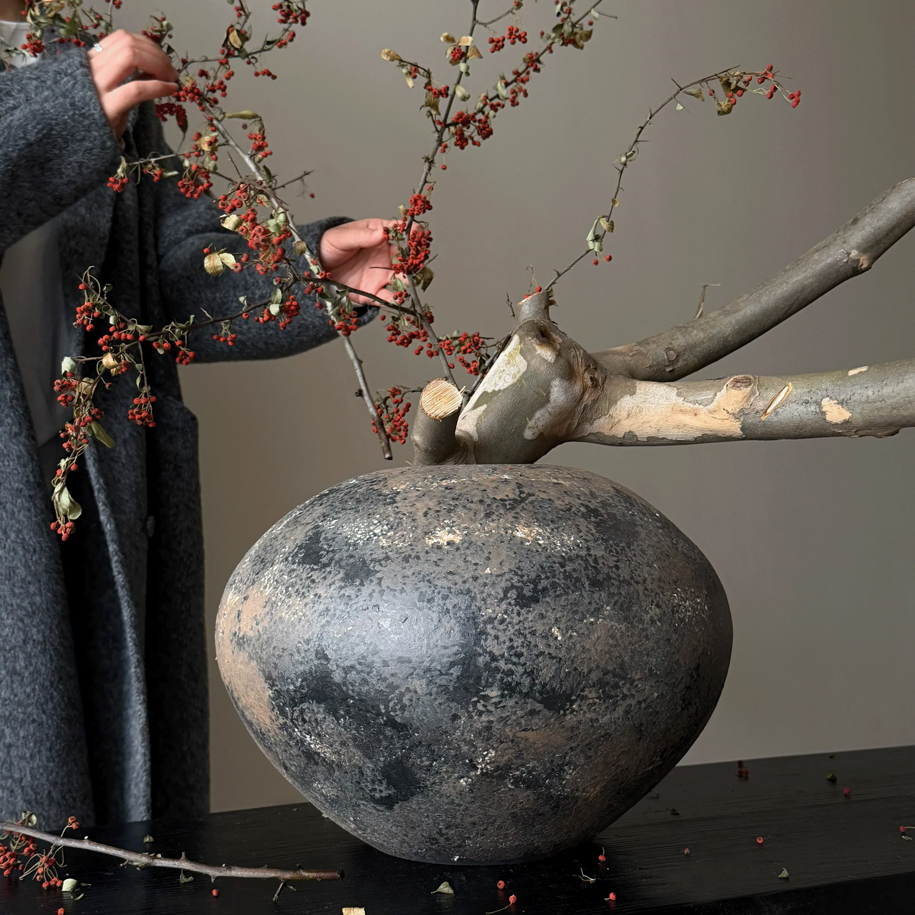 侘寂の静けさを玄関に届ける——ニトリ アートとしての花瓶、本当に選ばれるべきなのか？
