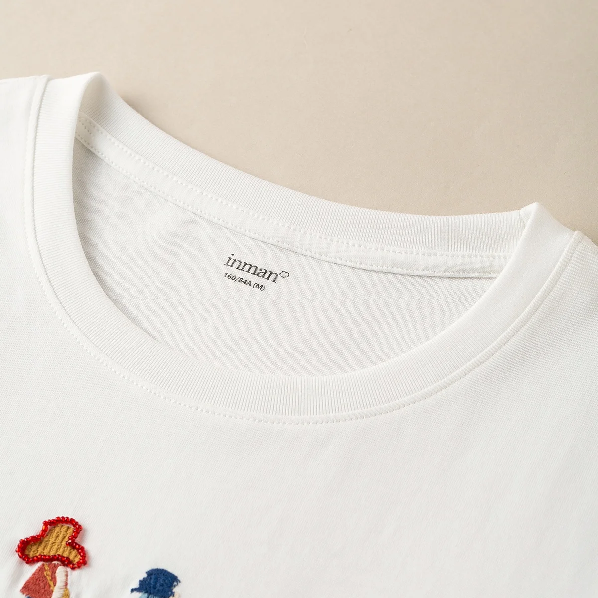 刺繍デザインの半袖コットンTシャツ：女性向けのリラックススタイルを実現