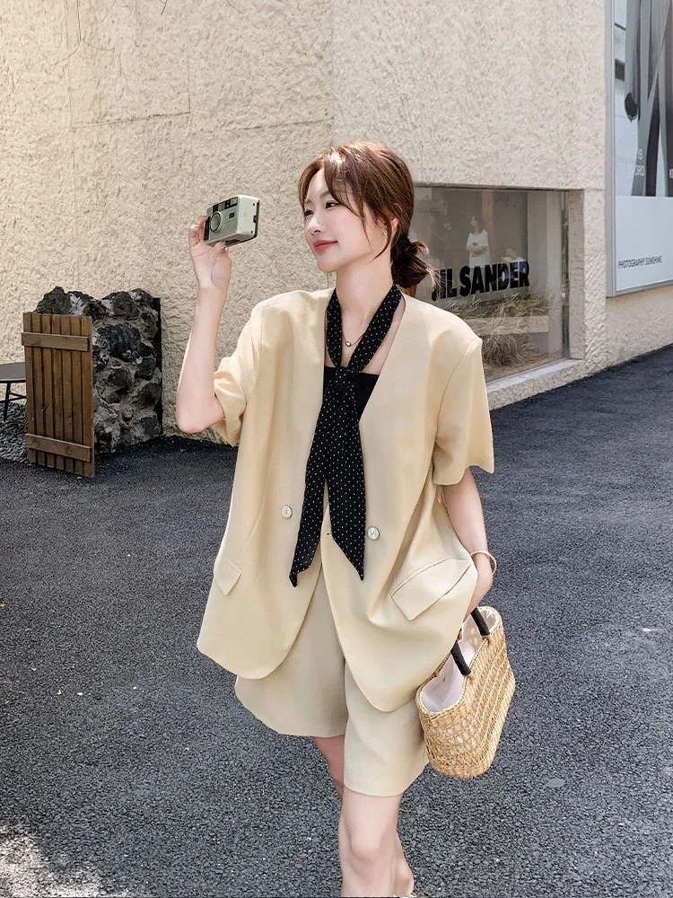 カーキ色ドット柄スカーフ付きスーツ：春夏向け小柄女性向けの着こなしガイド