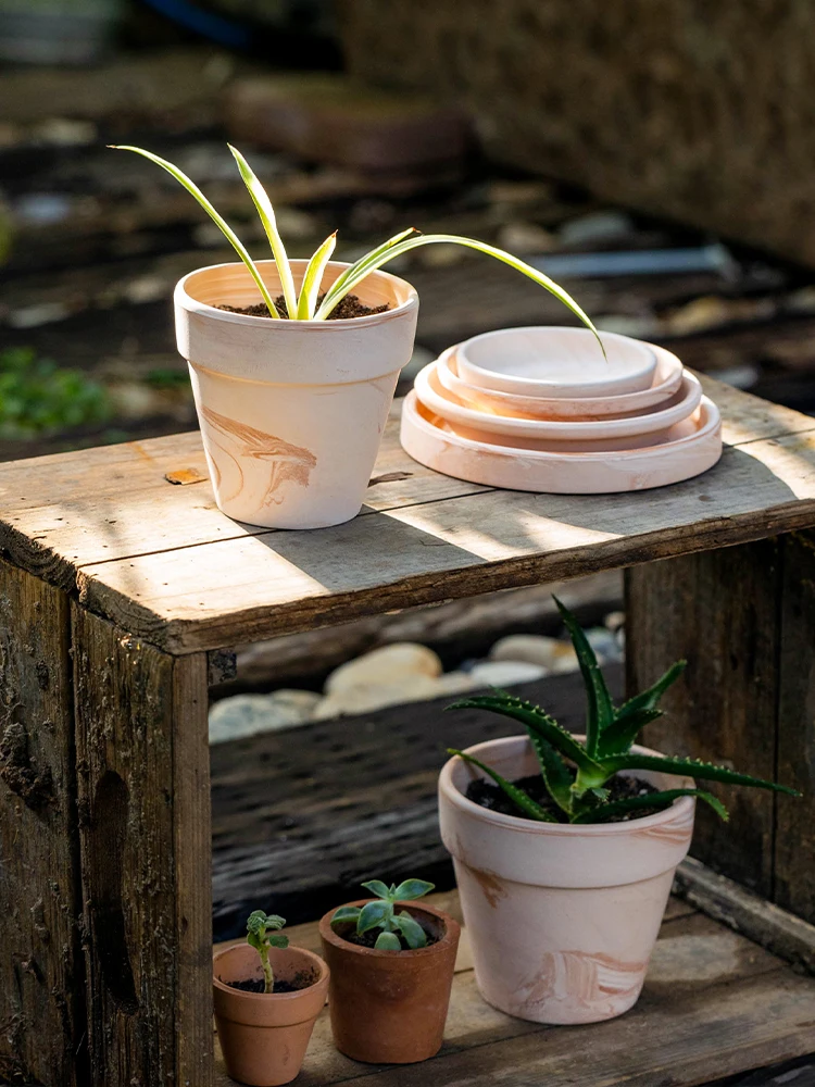 植物プランターをどう選ぶ？赤陶製のシンプルなプランターが、日常の静けさを生み出す理由
