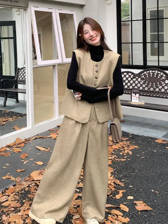 カーキ色の感ある秋の女性向けコーディネート【クラシックデザイン・ヴィンテージ風ベスト・ワイドパンツ】（セットアップ対応）